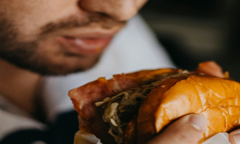 Man Wonders If Hes A Jerk For Eating Burger Next To Vegetarian During Flight2